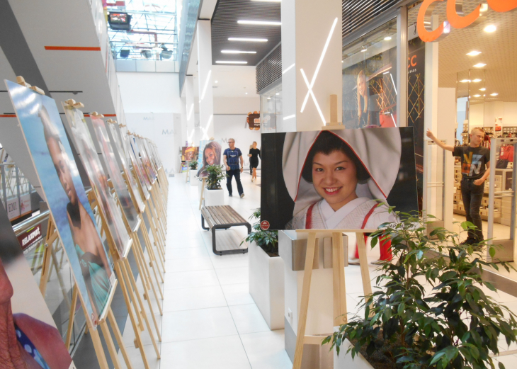 Tváre sveta - výstava Vojtecha Rušina v nákupnom centre OC MAX Trenčín - fotografia č. 1